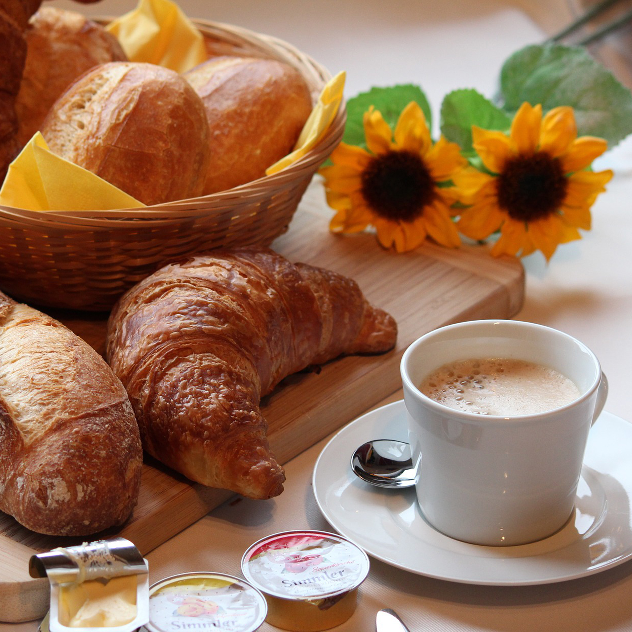 Frühstücken und Kaffeetrinken Frühstücken und Kaffeetrinken